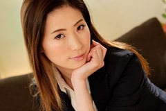 新城由衣 働きウーマン 〜卑猥な美人生保レディの敏腕枕営業〜