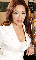 Former Celebrity Milf at the Snack Bar (1Pondo-082814_871) sample image 2